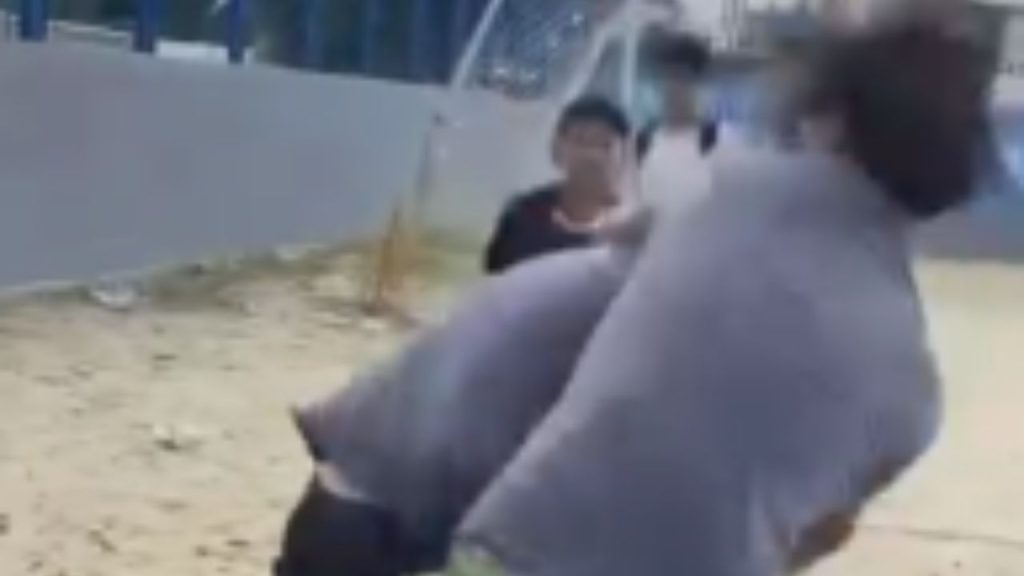 Vídeo: Estudantes brig4m 'no soco' em campo de areia no bairro Novo Israel, em Manaus