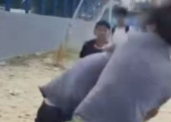 Vídeo: Estudantes brig4m 'no soco' em campo de areia no bairro Novo Israel, em Manaus