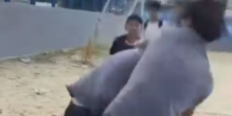 Vídeo: Estudantes brig4m 'no soco' em campo de areia no bairro Novo Israel, em Manaus
