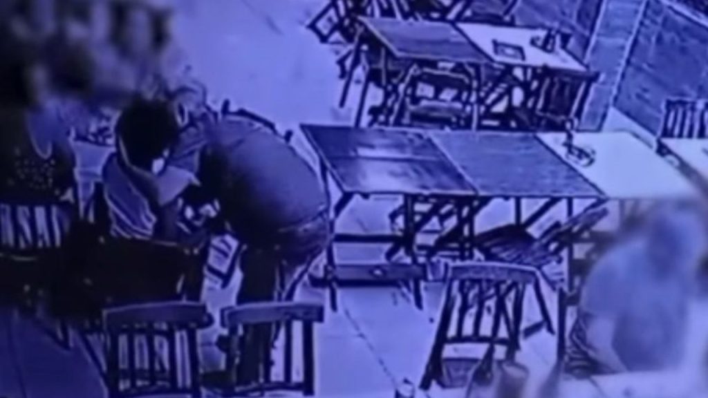 Vídeo mostra menina de 12 anos sendo beijada 'do nada' por homem de 51 anos em bar