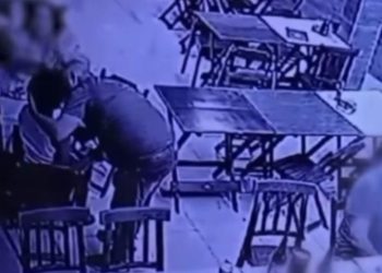 Vídeo mostra menina de 12 anos sendo beijada 'do nada' por homem de 51 anos em bar