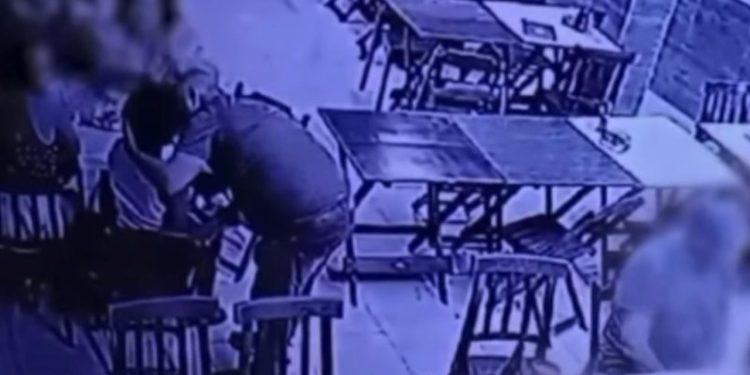 Vídeo mostra menina de 12 anos sendo beijada 'do nada' por homem de 51 anos em bar