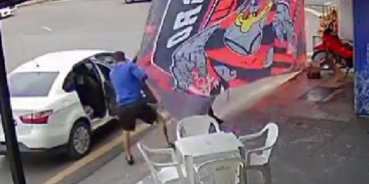 Vídeo: Bandeira do Flamengo é ‘roubada’ em dia de partida contra o Botafogo no Alvorada