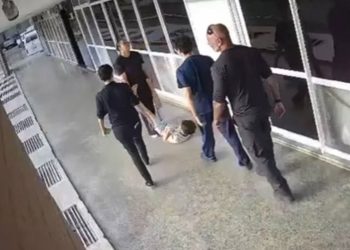 Vídeo: Funcionárias arrastam menino autista de 8 anos pelos pés por corredor de clínica