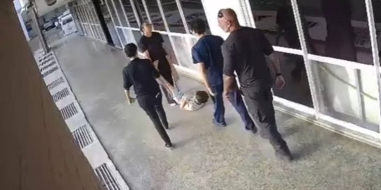 Vídeo: Funcionárias arrastam menino autista de 8 anos pelos pés por corredor de clínica