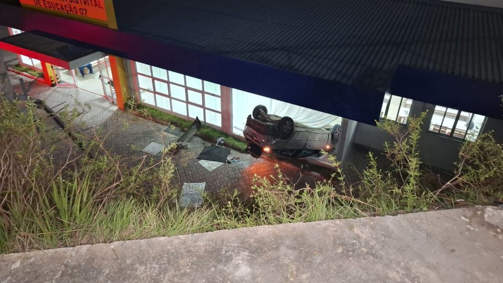 Família fica ferida após veículo capotar em ladeira na zona norte de Manaus
