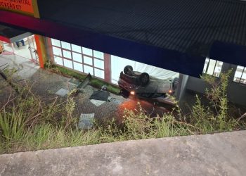 Família fica ferida após veículo capotar em ladeira na zona norte de Manaus