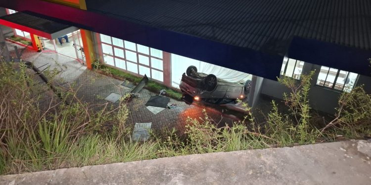 Família fica ferida após veículo capotar em ladeira na zona norte de Manaus