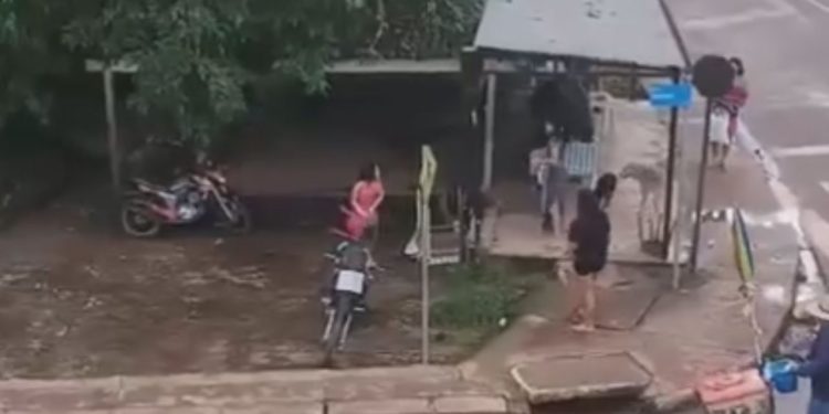 Vídeo mostra mulheres arremessando cadeiras uma na outra no AM: ‘joga milho”
