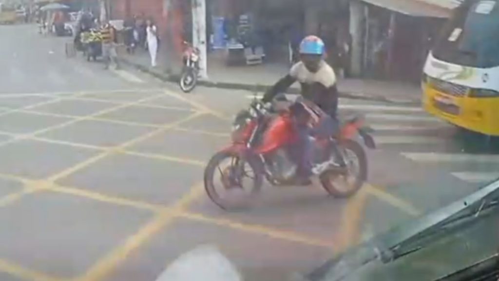 Vídeo: 'Amarelinho' passa por cima da perna de mototaxista em acident3 na Autaz Mirim