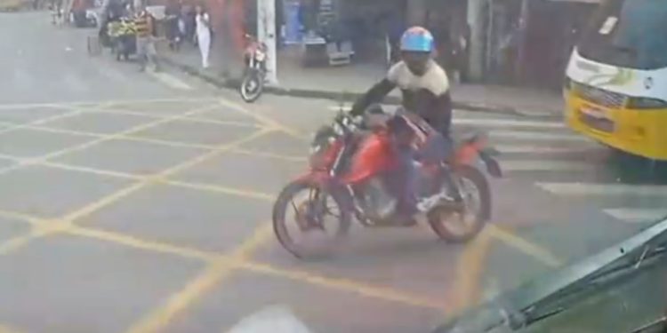 Vídeo: 'Amarelinho' passa por cima da perna de mototaxista em acident3 na Autaz Mirim