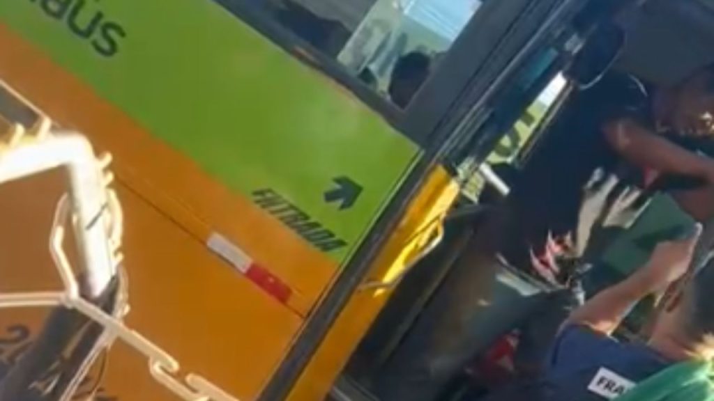 Guerra no asfalto! Motoristas do 'Amarelinho' trocam soc0s diante de passageiros em Manaus