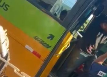 Guerra no asfalto! Motoristas do 'Amarelinho' trocam soc0s diante de passageiros em Manaus