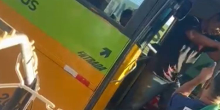 Guerra no asfalto! Motoristas do 'Amarelinho' trocam soc0s diante de passageiros em Manaus