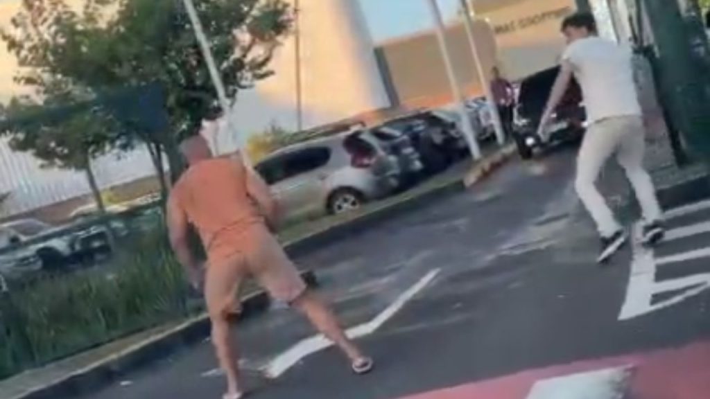 Soc0s e pedr4das: homens são filmados brigando na entrada do Amazonas Shopping