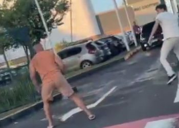 Soc0s e pedr4das: homens são filmados brigando na entrada do Amazonas Shopping