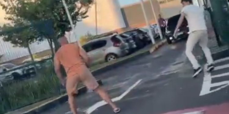 Soc0s e pedr4das: homens são filmados brigando na entrada do Amazonas Shopping