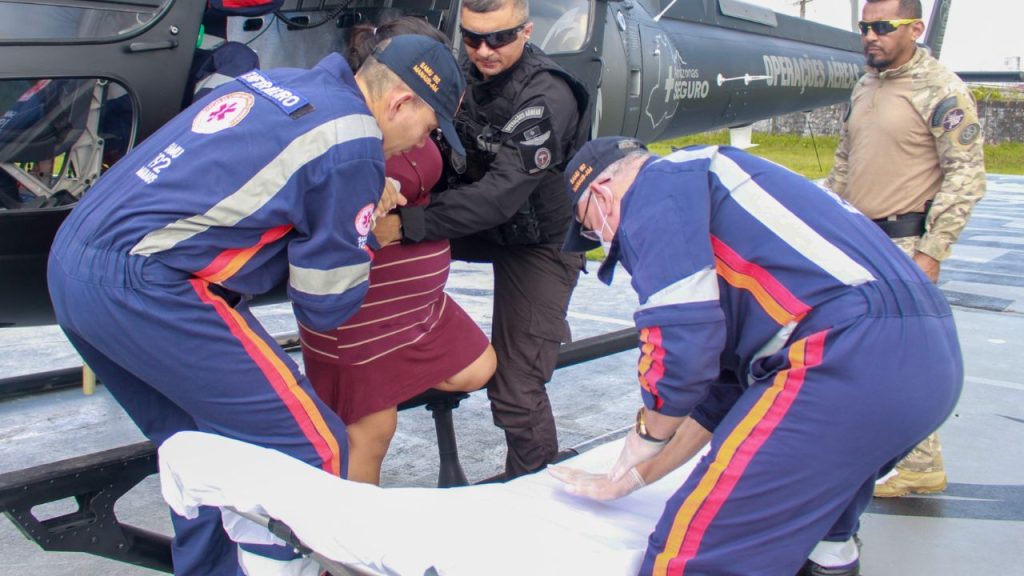 Grávida em trabalho de parto é resgatada de helicóptero em comunidade isolada do Amazonas