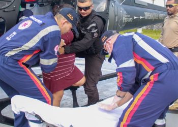 Grávida em trabalho de parto é resgatada de helicóptero em comunidade isolada do Amazonas