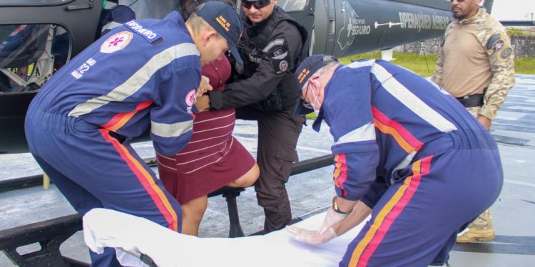 Grávida em trabalho de parto é resgatada de helicóptero em comunidade isolada do Amazonas