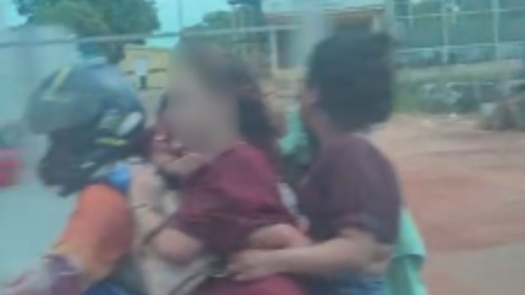 "Só Manacapuru mesmo": vídeo mostra mototaxista levando 3 novinhas na garupa