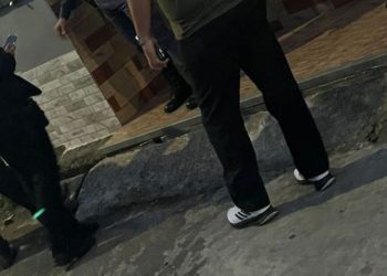 Moradores de Flores acionam a polícia após acharem fet0 na rua; veja o vídeo