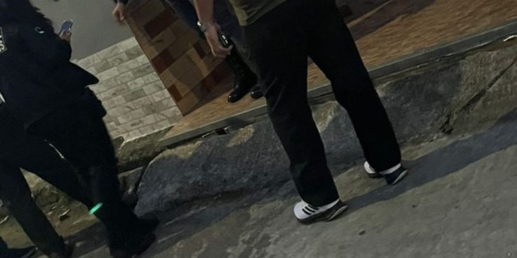 Moradores de Flores acionam a polícia após acharem fet0 na rua; veja o vídeo