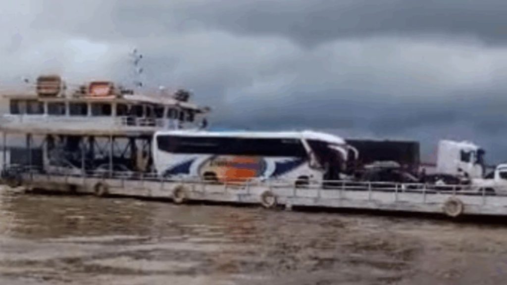 Colisão entre balsas assusta passageiros próximo ao Encontro das Águas; VÍDEO