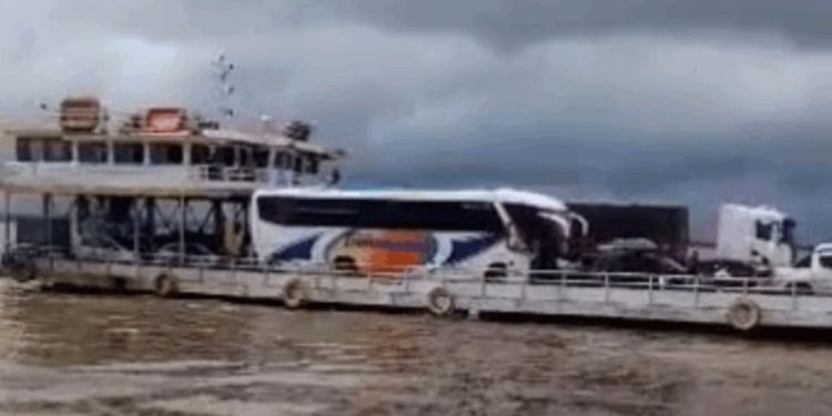 Colisão entre balsas assusta passageiros próximo ao Encontro das Águas; VÍDEO