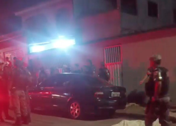 Vídeo: PM vira alvo de assalt0, reage e bandido acaba m0rt0 em tiroteio em Manaus