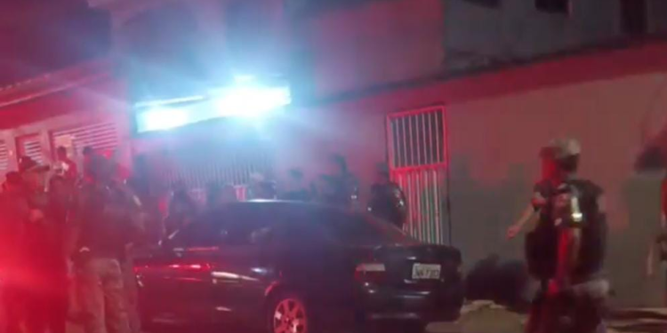 Vídeo: PM vira alvo de assalt0, reage e bandido acaba m0rt0 em tiroteio em Manaus