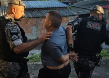 Homem dá tiro no braço, na boca e no tórax do vizinho que puxou papo com a esposa dele em Manaus