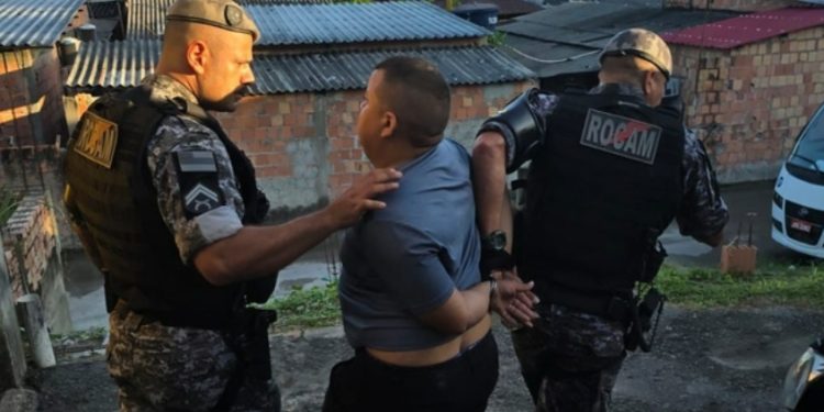 Homem dá tiro no braço, na boca e no tórax do vizinho que puxou papo com a esposa dele em Manaus