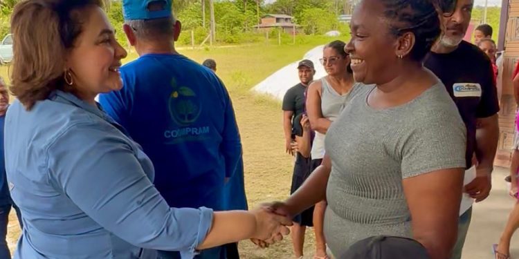 Em encontro com produtores de pitaya, Professora Maria do Carmo defende agronegócio sustentável no Amazonas