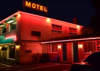 Esposa descobre que marido estava com amante no motel por notificação da TV
