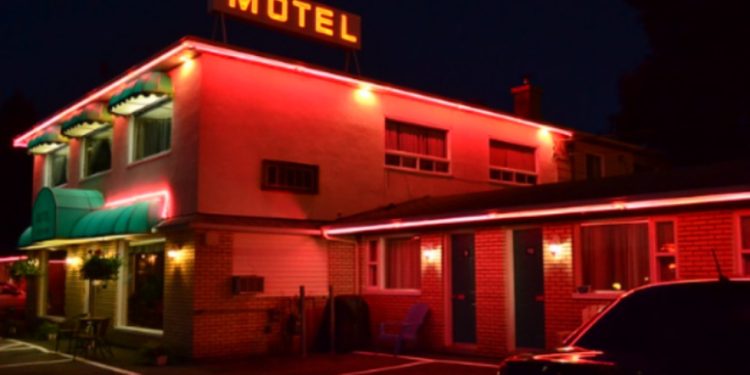 Esposa descobre que marido estava com amante no motel por notificação da TV