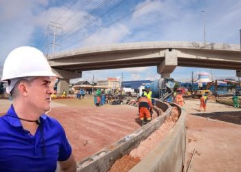 David Almeida adia pela 4ª vez a entrega do viaduto ‘Rei Pelé’ e bota na conta da chuva