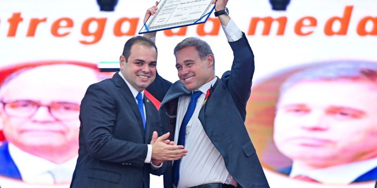 Presidente Roberto Cidade comanda Sessão Solene que outorgou honrarias a ministros do STF, STJ e jurista internacional