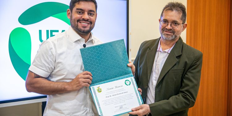 Equipe de Direito da UEA recebe menção honrosa por conquista nacional