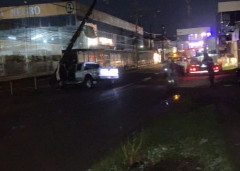 Motorista perde controle, acerta poste e deixa parte da Cidade de Deus sem luz