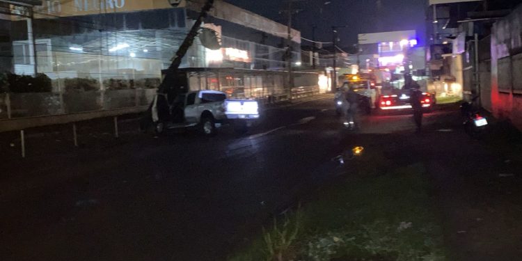 Motorista perde controle, acerta poste e deixa parte da Cidade de Deus sem luz