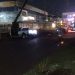 Motorista perde controle, acerta poste e deixa parte da Cidade de Deus sem luz