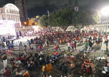 Transmissão do Festival de Parintins deixa Largo de São Sebastião lotado