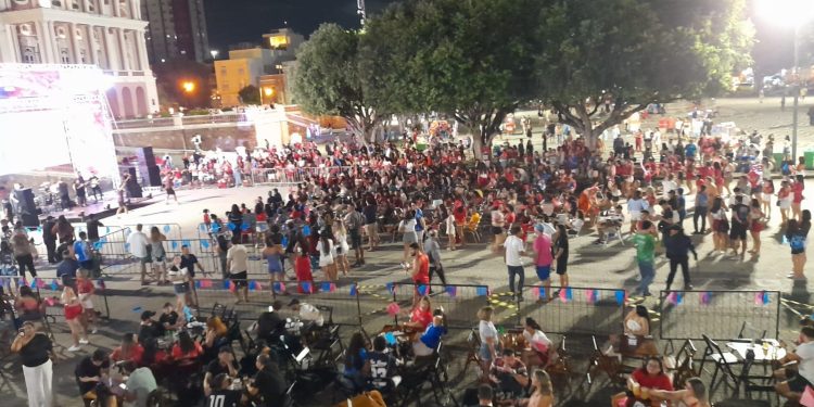 Transmissão do Festival de Parintins deixa Largo de São Sebastião lotado