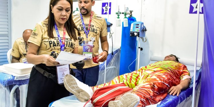 Mais de 2,8 mil pessoas precisaram de atendimento na primeira noite de Festival em Parintins