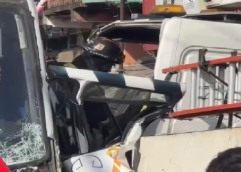 Vídeo: Motorista fica pr3s0 às ferragens em ac1dente grav3 na Zona Leste de Manaus