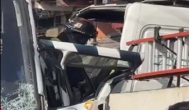 Vídeo: Motorista fica pr3s0 às ferragens em ac1dente grav3 na Zona Leste de Manaus