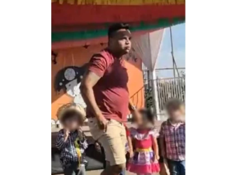 Vídeo: Pai invade palco de festa junina escolar e b@te em aluno de 4 anos, colega do filho dele