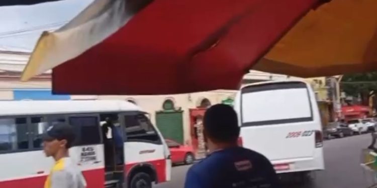 Vídeo: No Centro, micro-ônibus executivo ‘corta’ o outro em confusã0 no meio de avenida