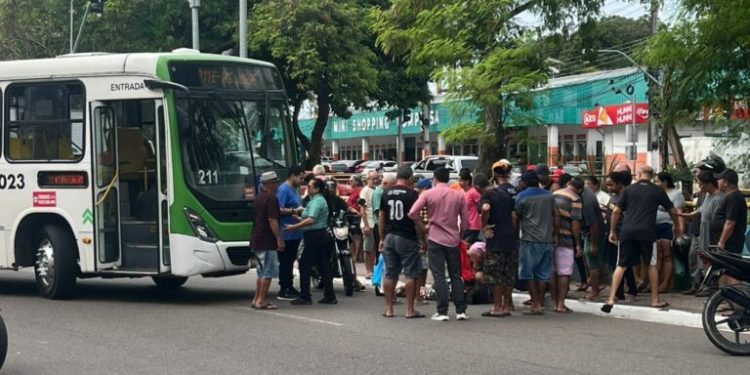Veja: Mulher fica s@ngrand0 na avenida Brasil após ser atr0pelada por ônibus da linha 211